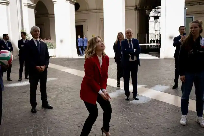 giorgia meloni gioca a pallavolo a palazzo chigi   