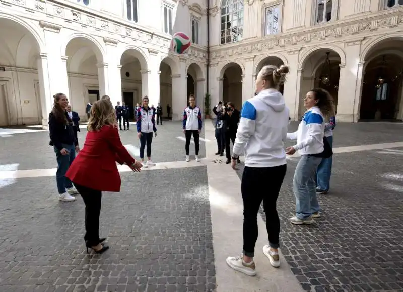 giorgia meloni gioca a pallavolo a palazzo chigi   2