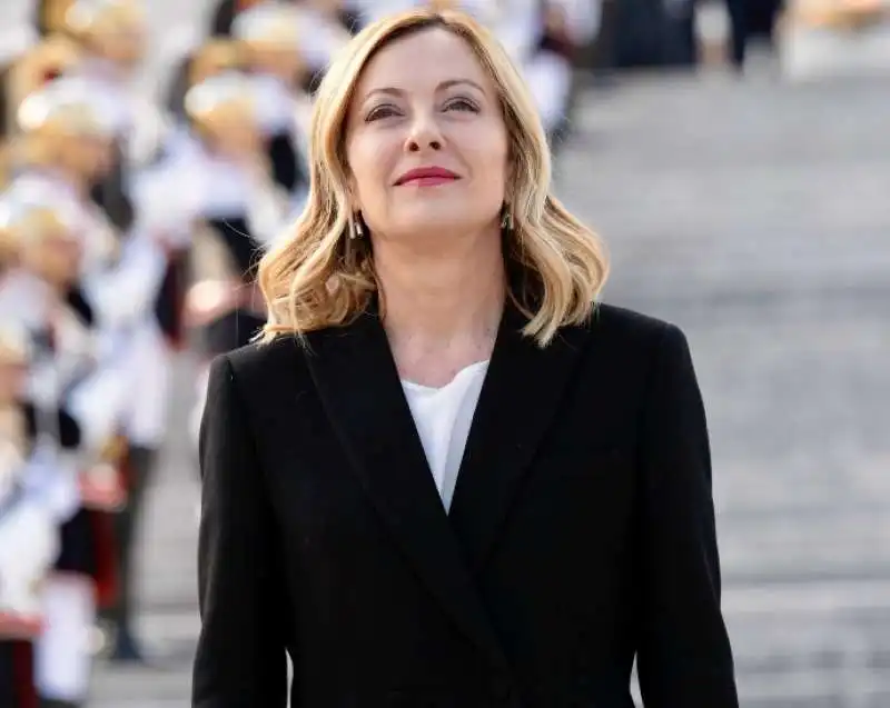 giorgia meloni in posa all altare della patria   25 aprile 2024