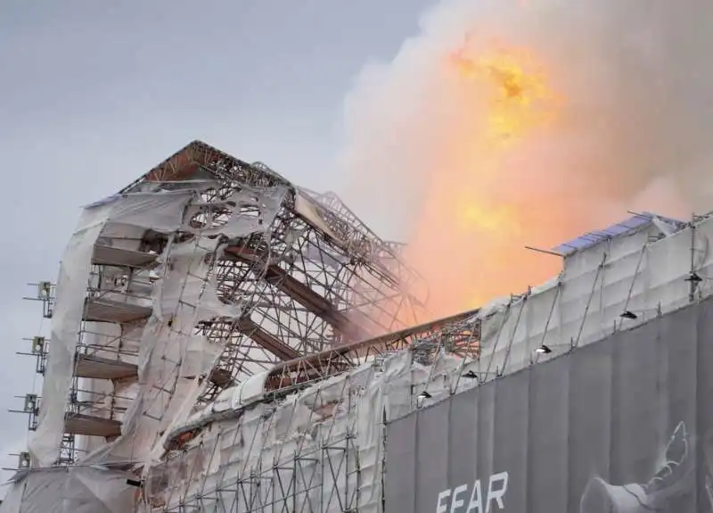 incendio alla borsa di copenaghen   3