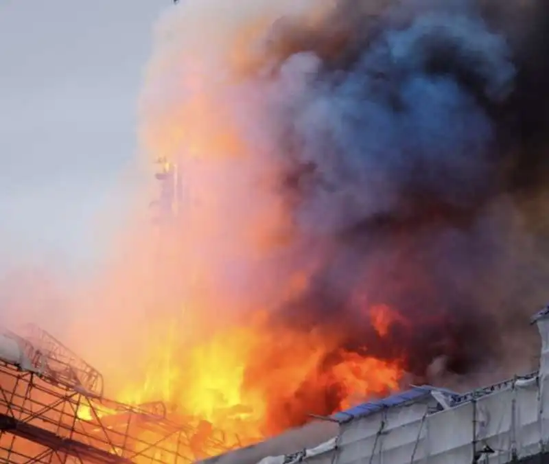 incendio alla borsa di copenaghen   4