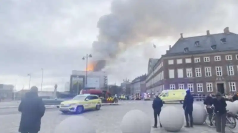 incendio alla borsa di copenaghen   5