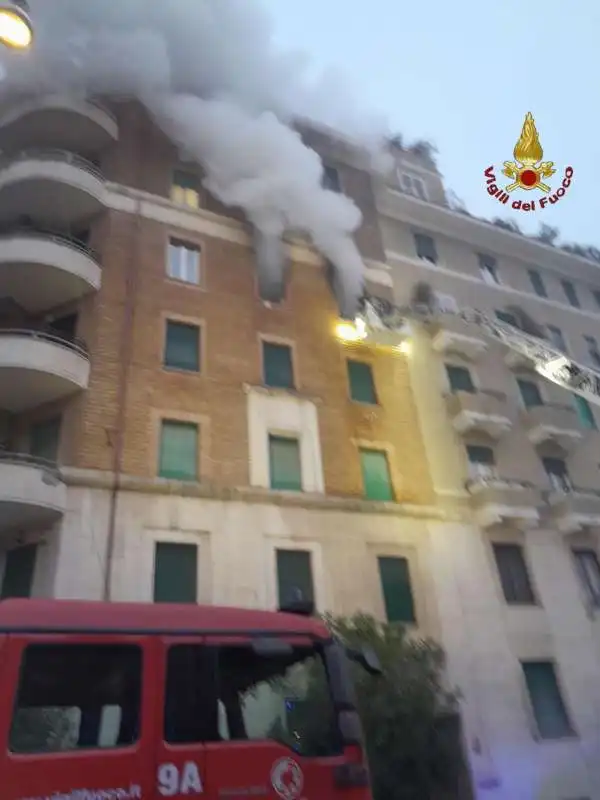 incendio in un appartamento a roma   2