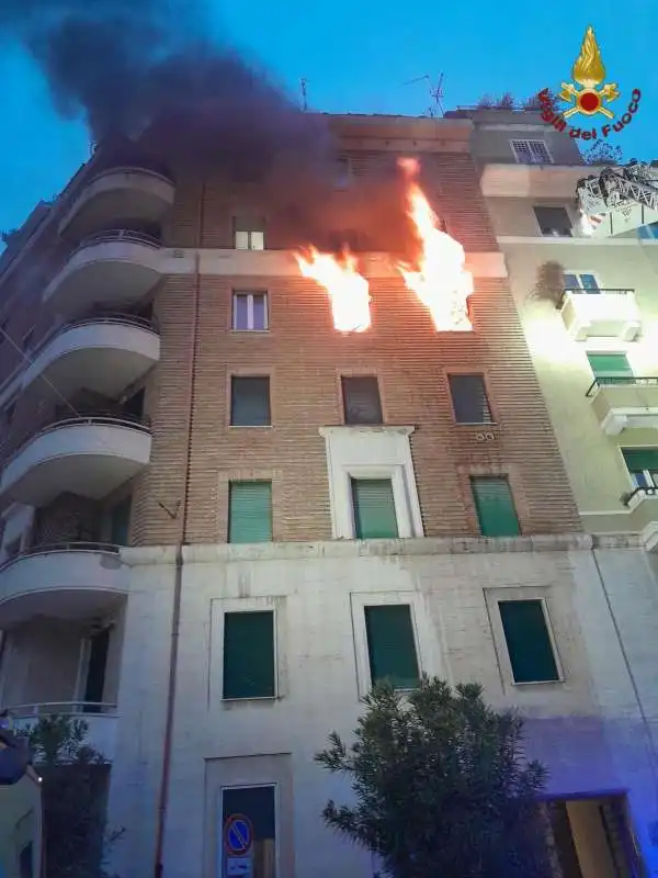 incendio in un appartamento a roma   3