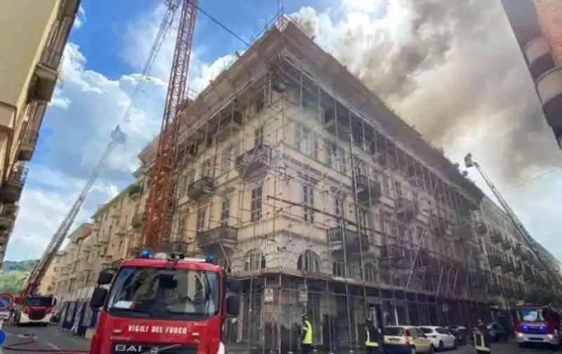 incendio in un palazzo di torino 3