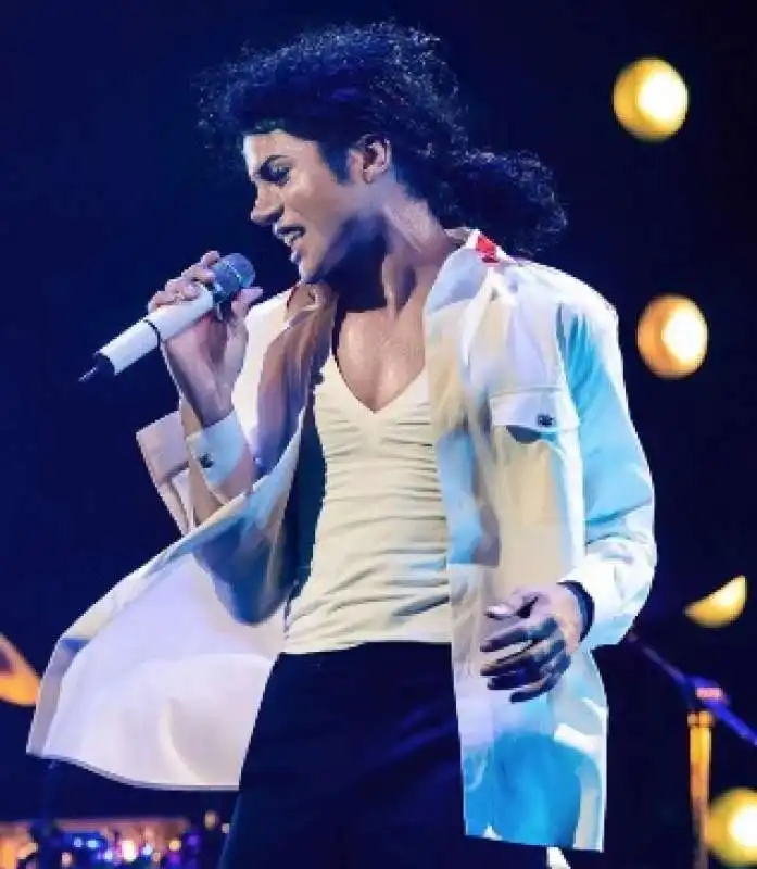 Jaafar Jackson interpreta michael jackson