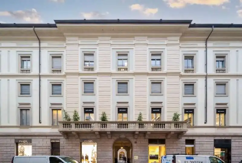 kering compara palazzo in via monte napoleone 8 a milano 2