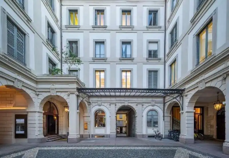 kering compara palazzo in via monte napoleone 8 a milano 5