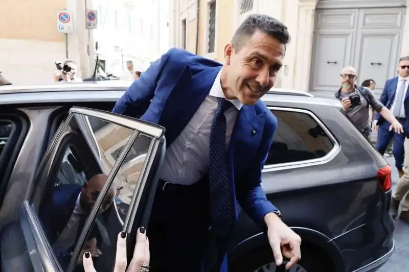 L ARRIVO DI ROBERTO VANNACCI AL TEMPIO DI ADRIANO PER LA PRESENTAZIONE DEL LIBRO DI MATTEO SALVINI 