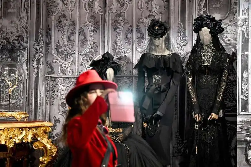 la mostra dal cuore alle mani: dolce & gabbana al palazzo reale di milano 1