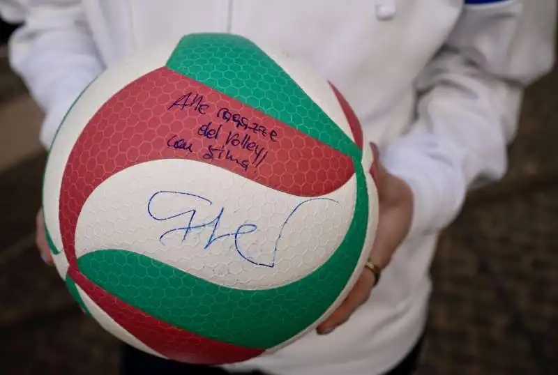 la palla da volley autografata da giorgia meloni 