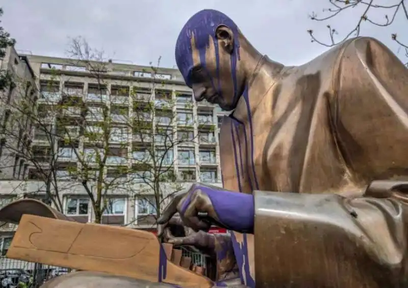 LA STATUA DI INDRO MONTANELLI IMBRATTATA DI VERNICE VIOLA