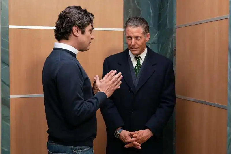 LAPO ELKANN INTERPRETA IL NONNO GIANNI AGNELLI IN RACE FOR GLORY 