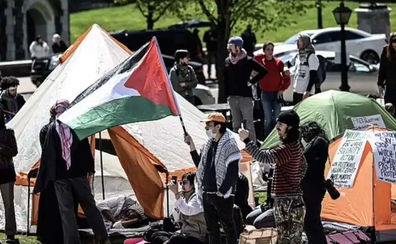 manifestanti pro palestina al city college di new york 