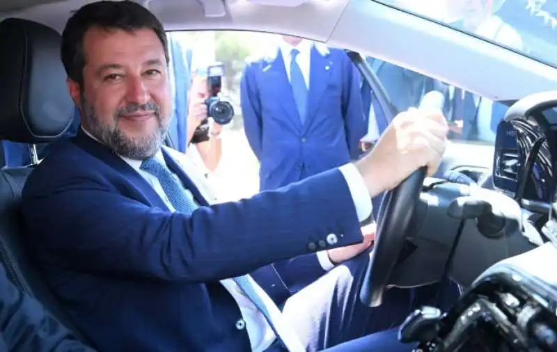 matteo salvini al volante 