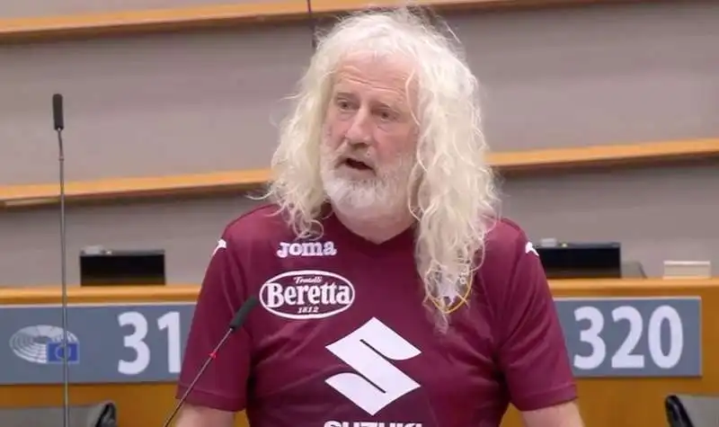 mick wallace al parlamento europeo con la maglia del torino  