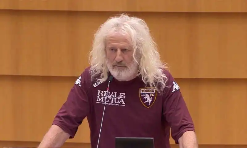 mick wallace al parlamento europeo con la maglia del torino  