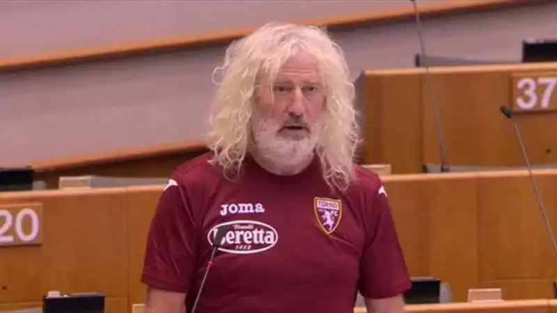 mick wallace al parlamento europeo con la maglia del torino  