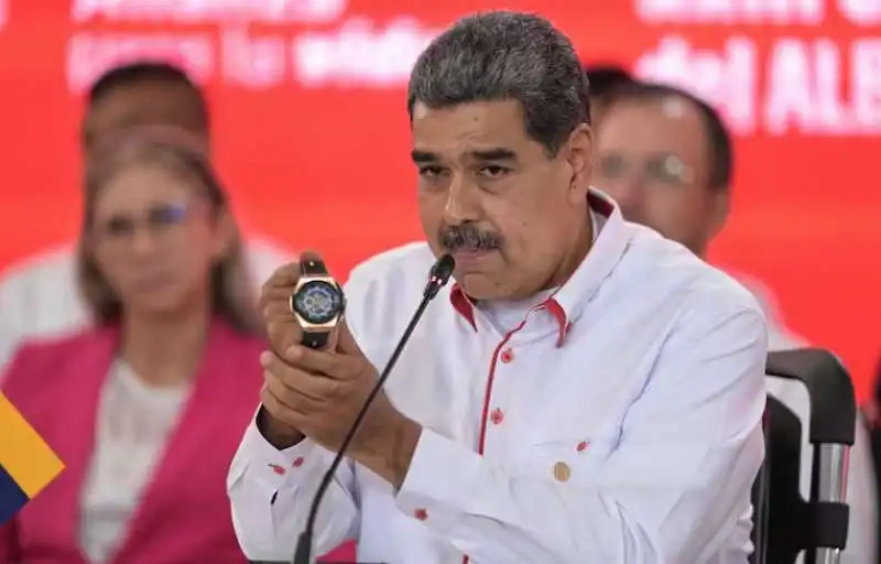 NICOLAS MADURO MOSTRA OROLOGIO REGALATO DA DIEGO ARMANDO MARADONA