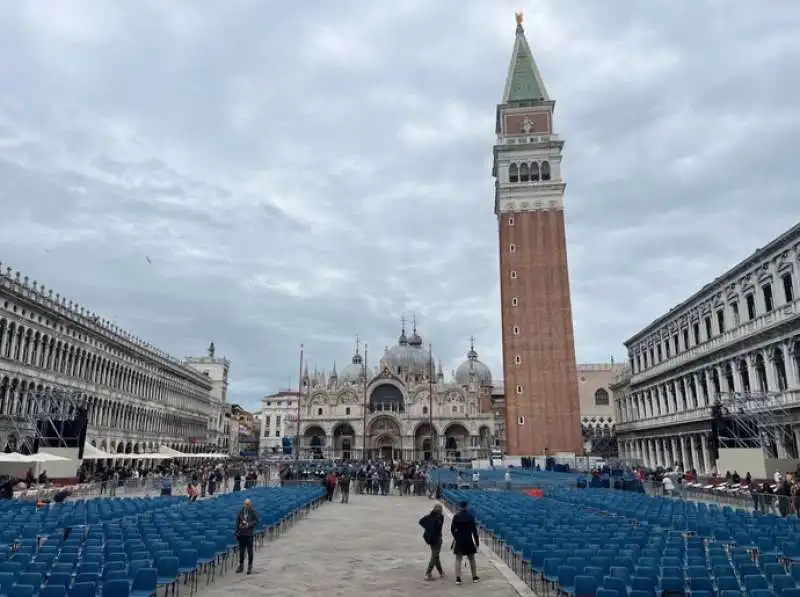 PREPARATIVI PER LA MESSA DEL PAPA IN PIAZZA SAN MARCO A VENEZIA