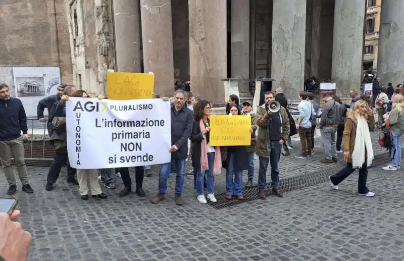 PROTESTA DEI GIORNALISTI DELL AGI CONTRO LA VENDITA AD ANTONIO ANGELUCCI.   