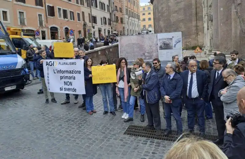 PROTESTA DEI GIORNALISTI DELL AGI CONTRO LA VENDITA AD ANTONIO ANGELUCCI. 