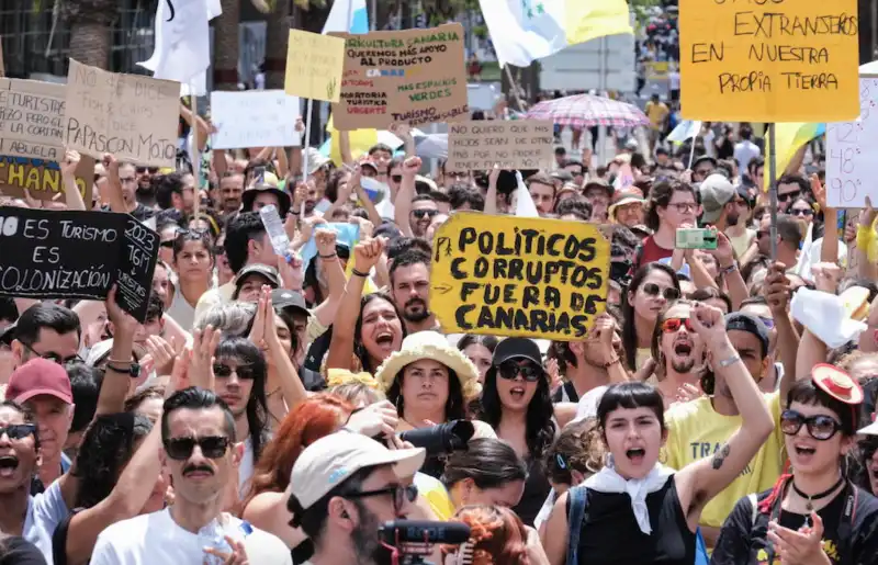 proteste contro il turismo di massa nelle canarie 2