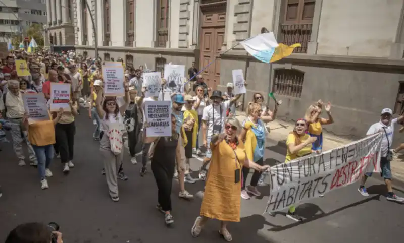 proteste contro il turismo di massa nelle canarie 4