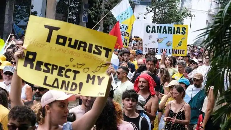 PROTESTE DEGLI ABITANTI DELLE CANARIE CONTRO I TURISTI 