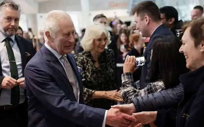 re carlo e camilla visitano un centro oncologico   6