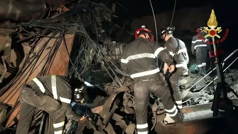 ricerche dei dispersi   esplosione alla centrale elettrica alla diga di suviana 