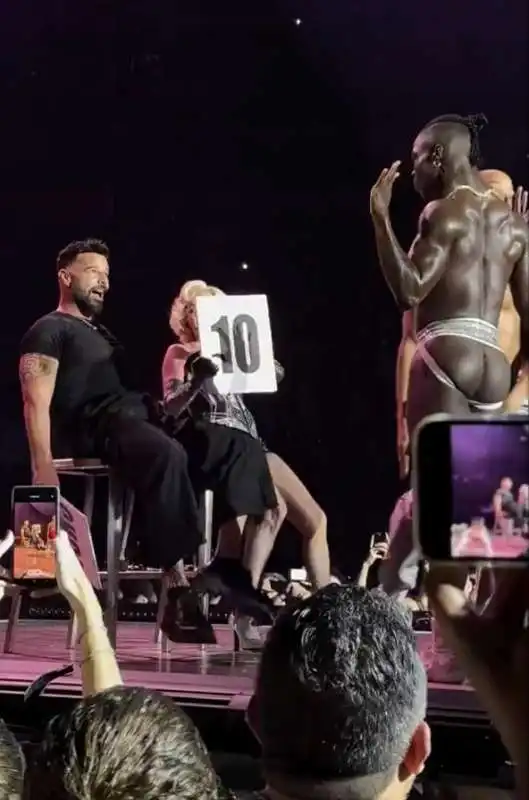 ricky martin con l'augello in tiro durante il concerto di madonna. 15