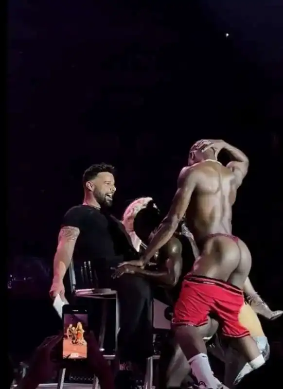 ricky martin con l'augello in tiro durante il concerto di madonna. 7