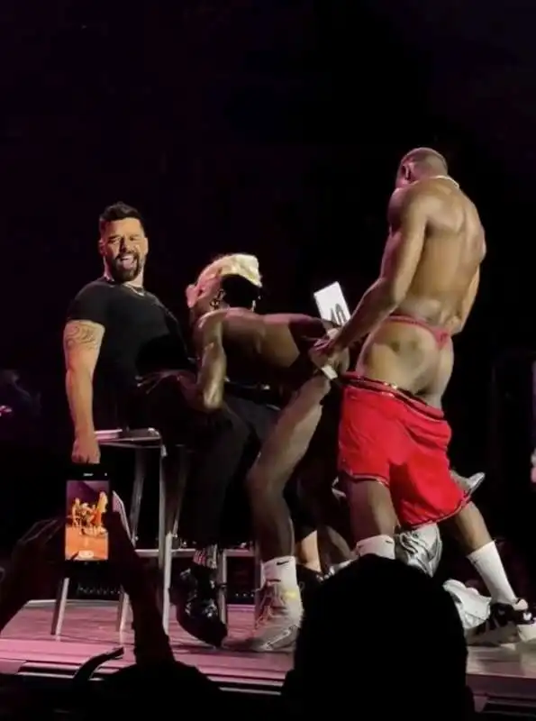 ricky martin con l'augello in tiro durante il concerto di madonna. 9