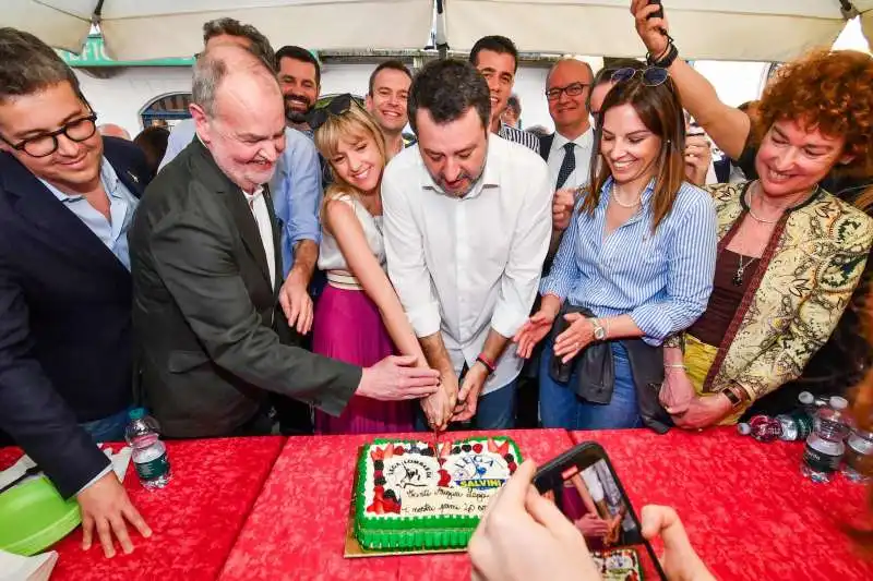 roberto calderoli   matteo salvini alla festa della lega a varese