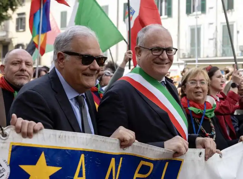 roberto salis con roberto gualtieri al corteo dell anpi per il 25 aprile