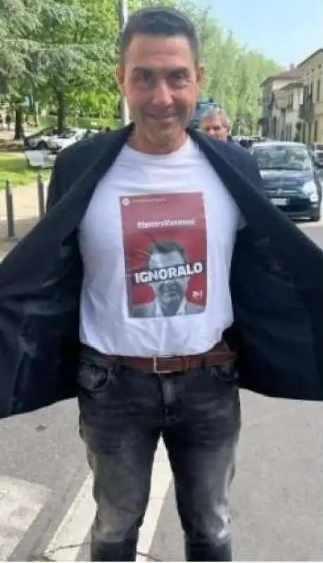 ROBERTO VANNACCI CON LA MAGLIETTA DEL PD CON LO SLOGAN IGNORALO