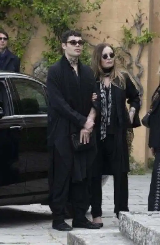 robin cavalli con la madre - funerale roberto cavalli