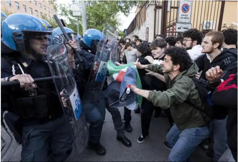 scontri la sapienza agenti e studenti dei movimenti filo palestinesi