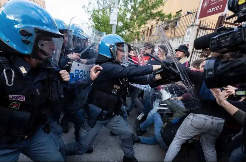 scontri la sapienza agenti e studenti dei movimenti filo palestinesi