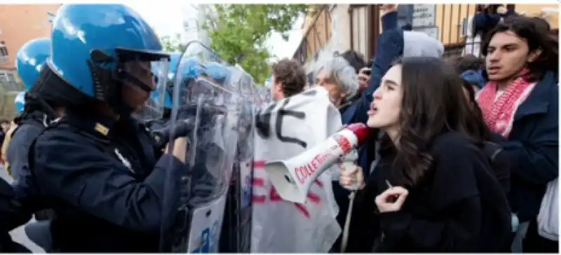 scontri la sapienza agenti e studenti dei movimenti filo palestinesi