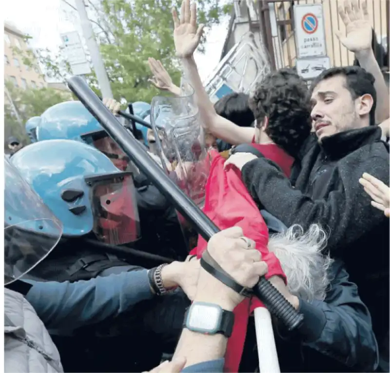 scontri la sapienza studenti agenti