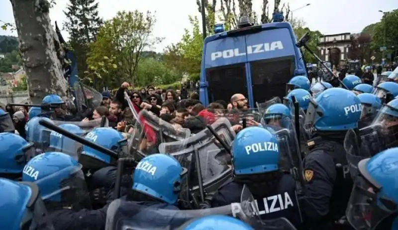 scontri polizia studenti - corteo pro palestina a torino