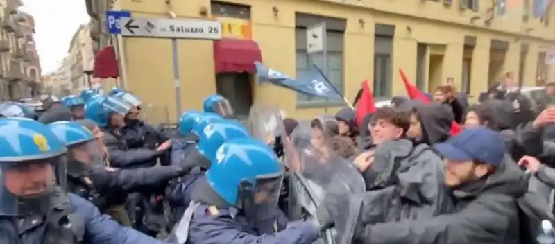 scontri polizia studenti - corteo pro palestina a torino 