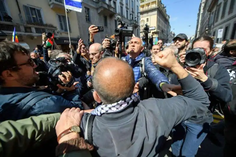 scontri tra filo palestinesi e brigata ebraica   milano 