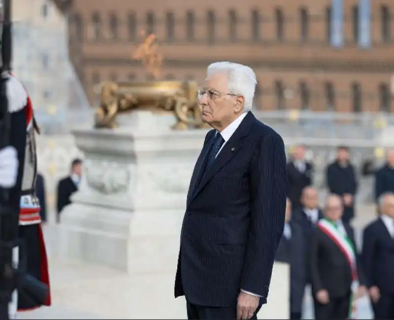 sergio mattarella all altare della patria   25 aprile 2024