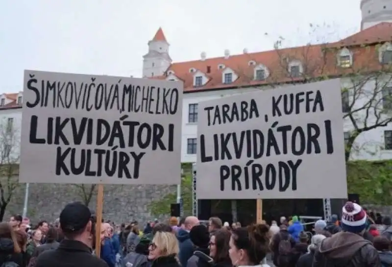 SLOVACCHIA - PROTESTE CONTRO IL GOVERNO DI ROBERT FICO E LA LEGGE CHE CAMBIA LA TV PUBBLICA