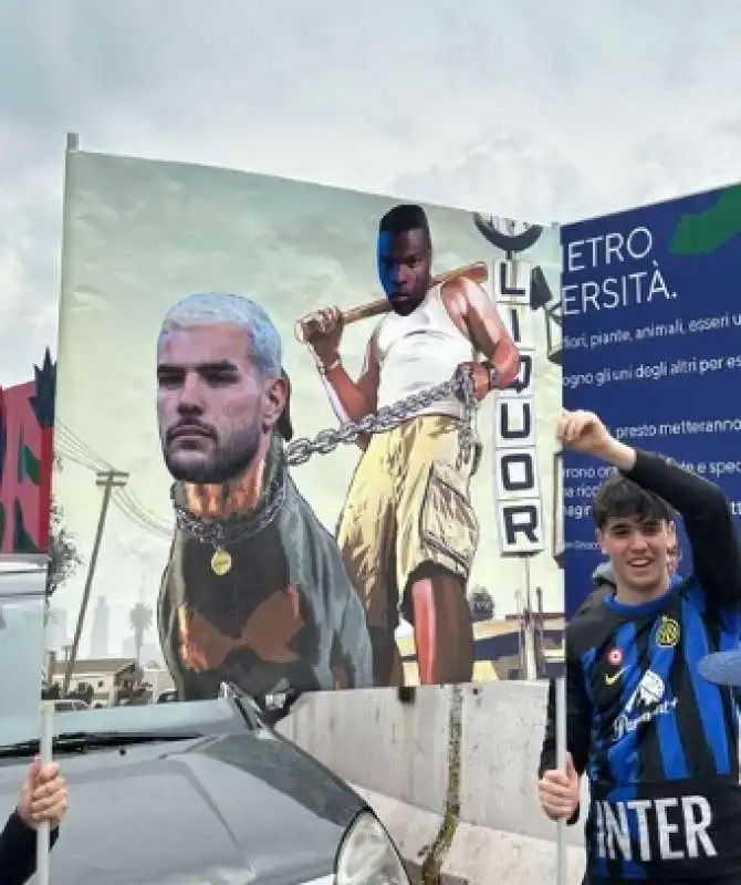   striscione su theo hernandez 2