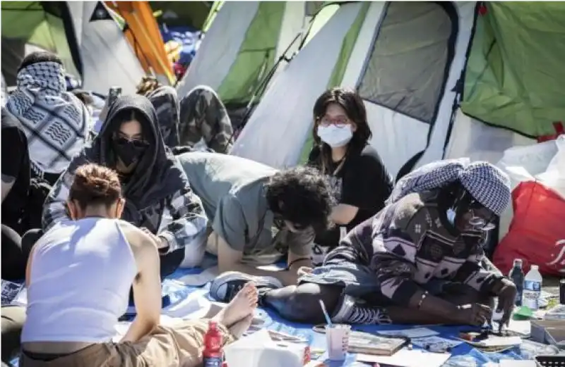 Studenti della Columbia University preparano dei cartelli per un corteo a supporto dei palestinesi di Gaza