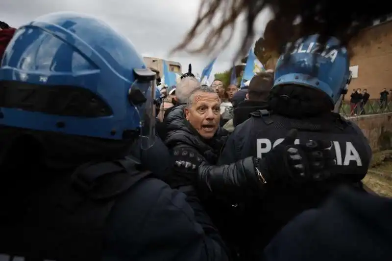 tensione tra filo palestinesi e brigata ebraica   corteo 25 aprile 2024   roma   2